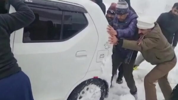 Snow-trapped tourists rescued in Pakistan